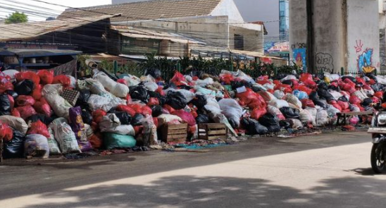 pelanggan-warkop-kabur-usai-bau-sampah-di-ciputat