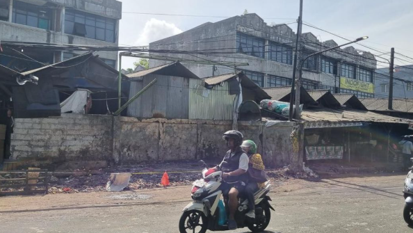 tumpukan-sampah-di-pasar-cimanggis-tangsel-diangkut