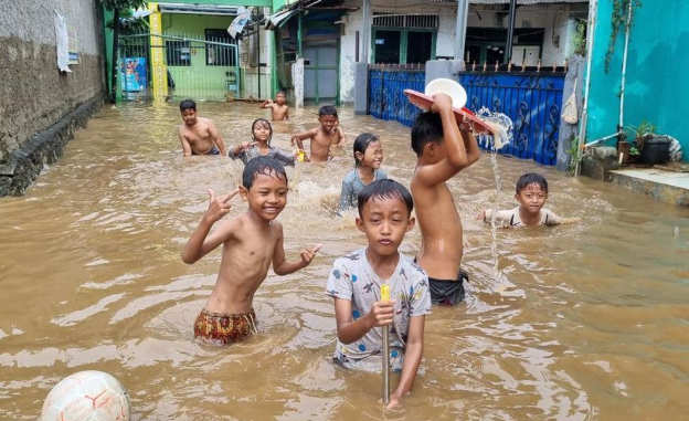 banjir-di-jakarta-menjadi-wahana-dadakan-bagi-anak-anak