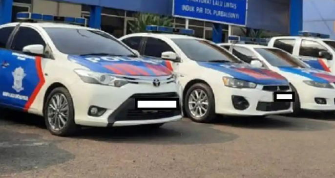 patwal-sedang-ngawal-menyenggol-mobil-warga-di-tol-tomang