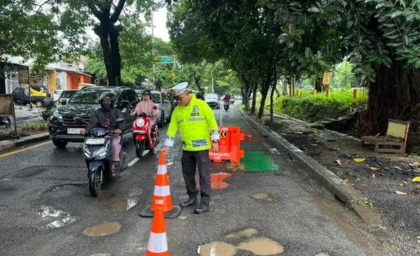 jalan-berlubang-di-depok-membuat-pemotor-jatuh