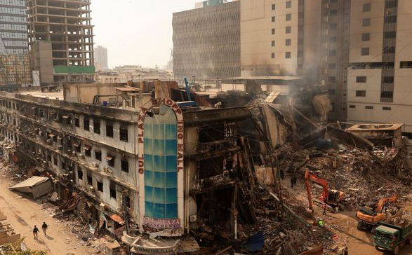 terjadi-kebakaran-besar-di-mall-pakistan